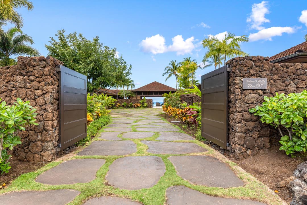 Why Kauai Has Red Dirt – And Kona Has Lava Rock Walls Everywhere