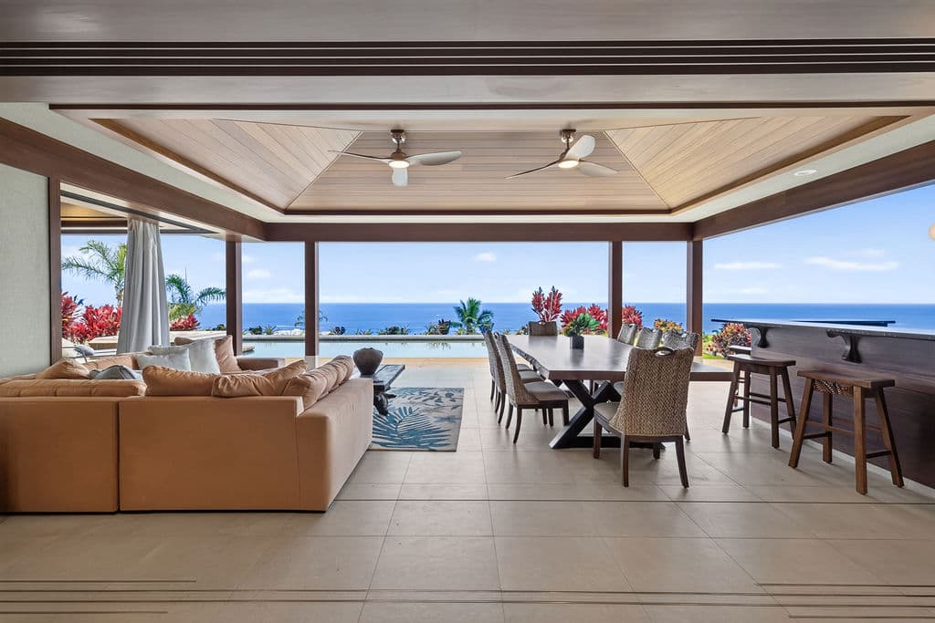 Large covered lanai in Kona