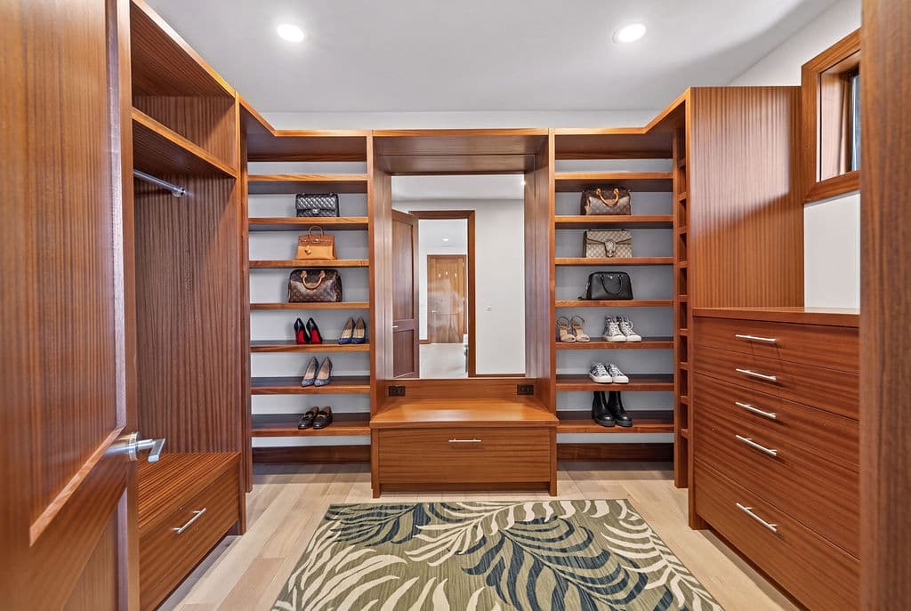 Primary walk in closet Kona